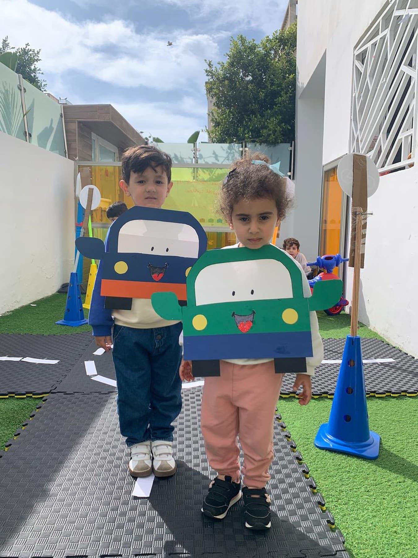 La mini-ville et ses voitures en carton